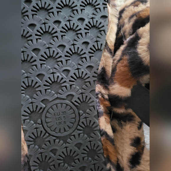 Leopard slip on shoe - Picture 3 of 3